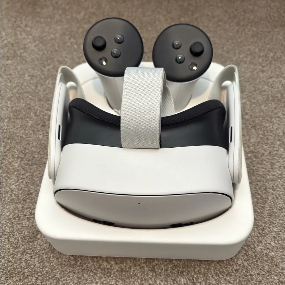 Oculus Meta Quest 3S VR Headset - Black & White